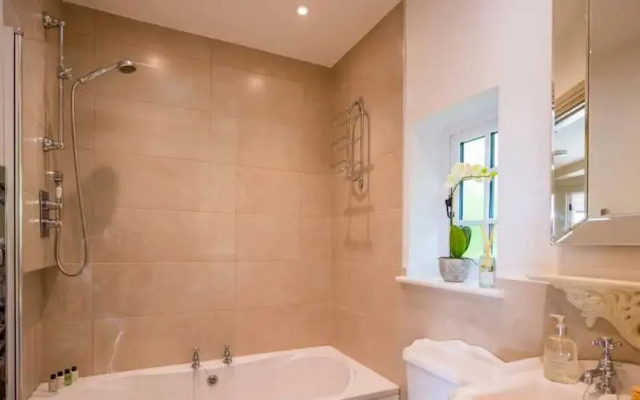 Luxurious 4 Bedroom Vineyard Villa Stanlake Park