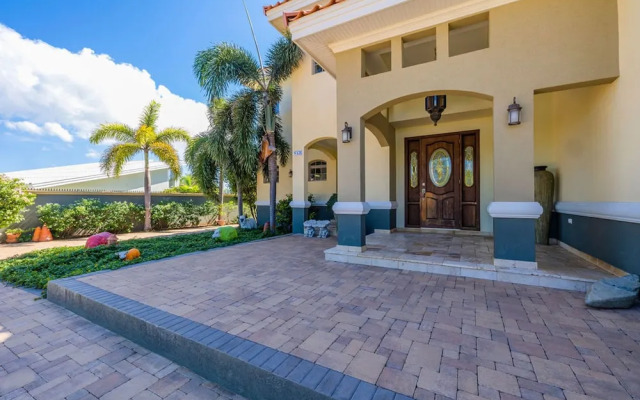 Ocean View 5BR Villa Steps to Beach Privatepool