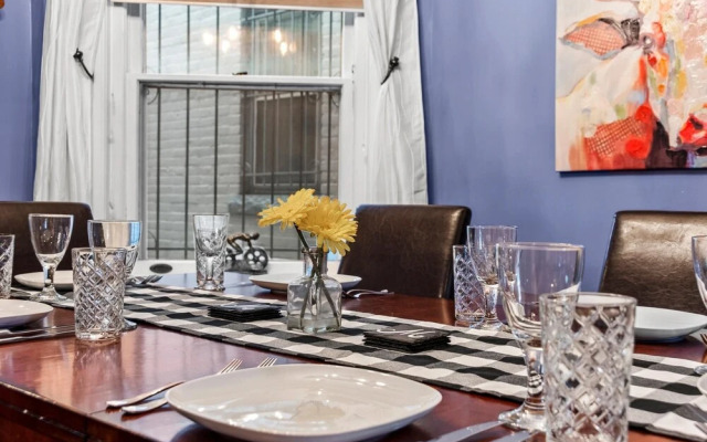 Cap Hill 3-bedroom Garage Parking With Backyard