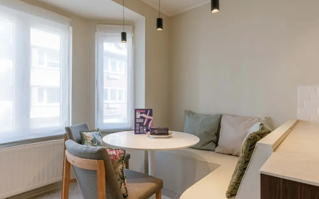 Huswell - Modern Family Flat Steps From the sea