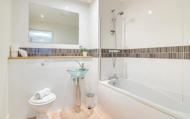 Free Parking Two Bedroom Apartment