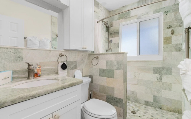 920 Bay Breeze Bungalow: Stunning Bay View Home W/ Heated Pool! 2 Bedroom Home