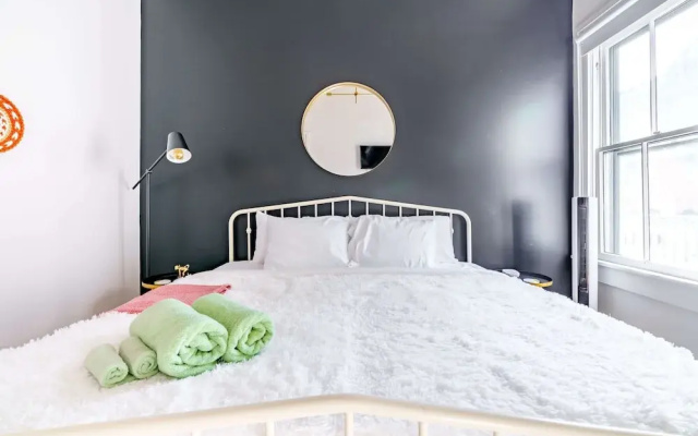 NEW Luxe Pet Friendly Free Parking Downtown