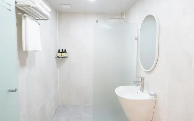 Vavant Tourist Hotel
