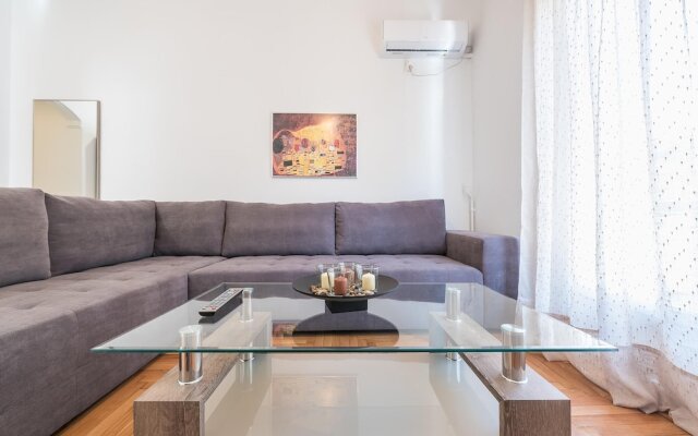 Bright 2 Bdrm apt in the Heart of Athens