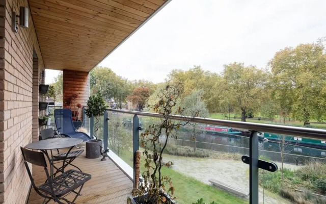 Stylish 2BD With Views of the River Lea