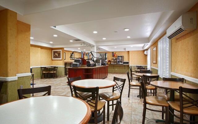 Best Western Plus Raffles Inn & Suites