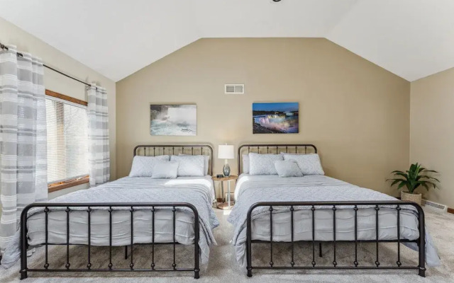 Niagara Falls Getaway: Perfect Place To Unwind 2 Bedroom Home by RedAwning