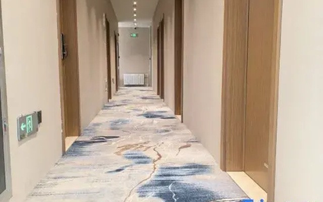 Zhanbei Hotel (New International Exhibition Center Hualikan Subway Station)