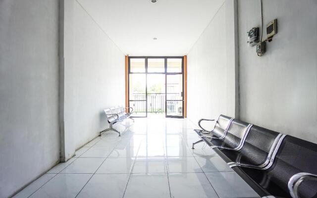 OYO 1693 Edward Residence Malalayang