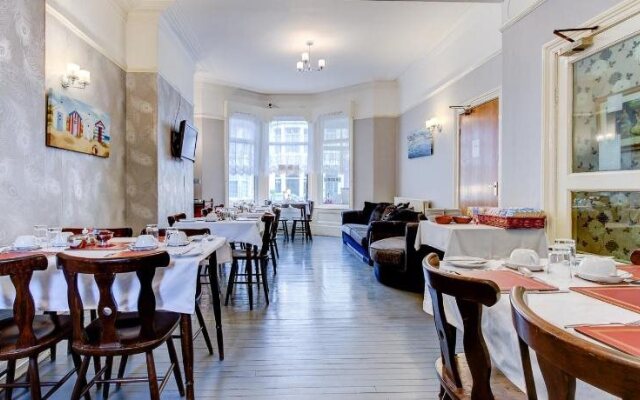 Rayners Hotel