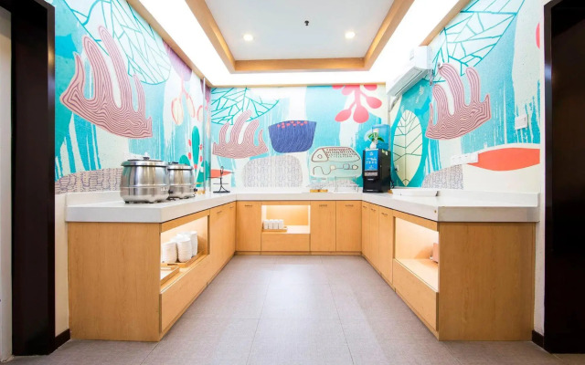 HanTing Hotel (Zhengzhou Qinling Road Jinyi City)