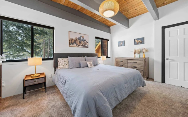 Tahoe City Retreat For 8!