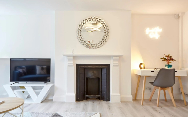 Stylish, spacious flat with private parking