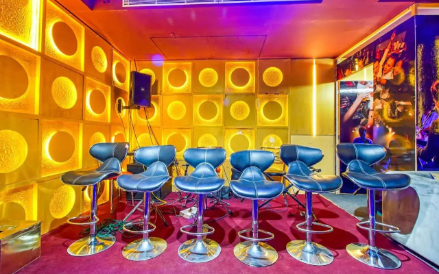 Fabhotel White Klove