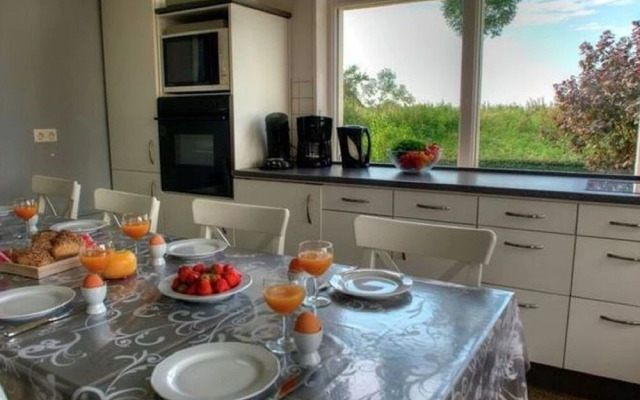 Spacious Farmhouse in Ijzendijke With Garden
