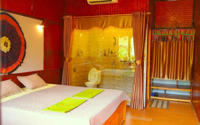 The Art - Golden Jungle House
