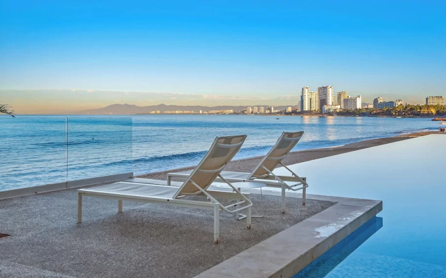 Stunning Beachfront Condo - Sea Views