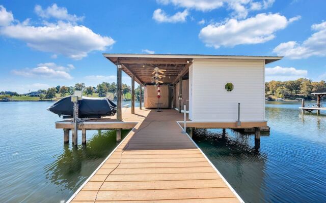 Family Lake Retreat w/ Screened Deck!