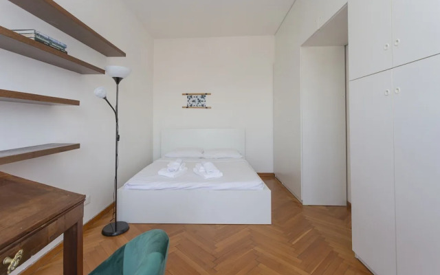 Skyline view Biancamano 1 bdr with balcony by Rentopolis