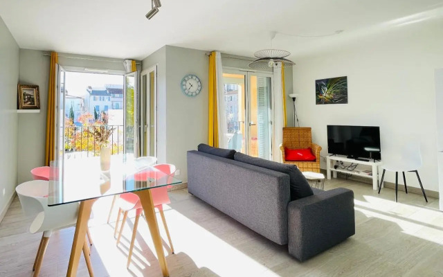 Antibes Old Center Charming Brand New Apartment