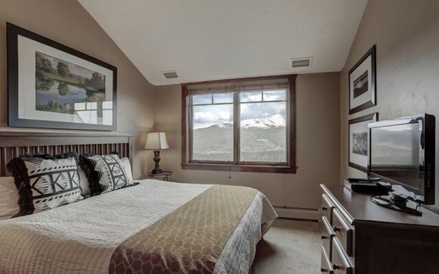 Crystal Peak Lodge 4 Bedroom Ski in, Ski out Slopeside Condo at the Base of Peak 7
