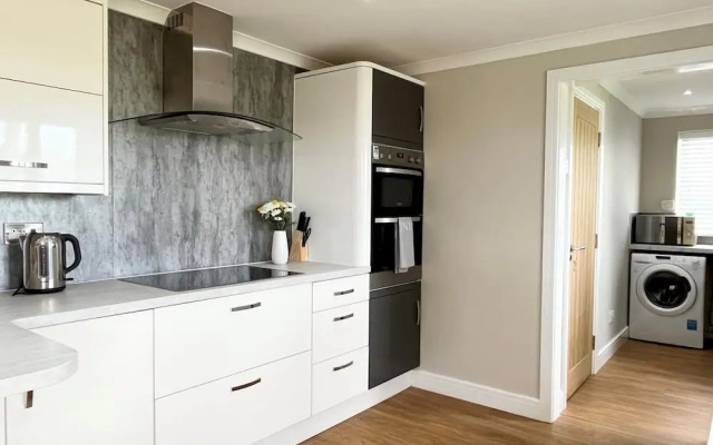 Gorgeous Spacious Bungalow Serene Garden Parking