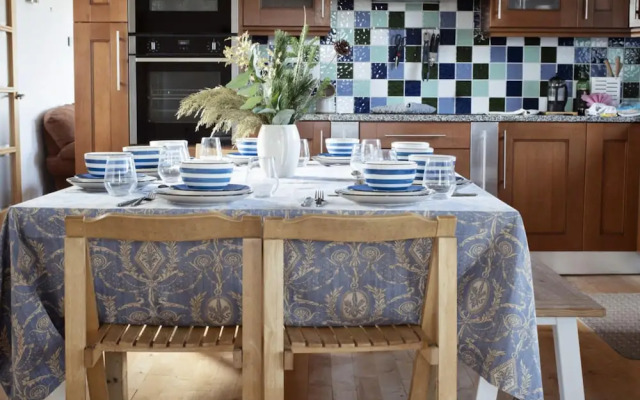 Triskele Detached Characteristic Home Sleeps 10