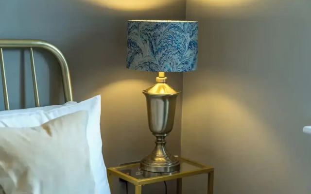 Designer 1 Bed Flat Barons Court Sleeps 4, Balcony