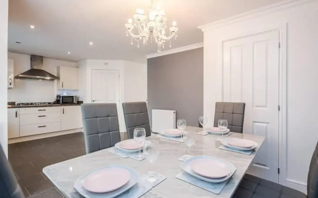 tms Cheerful 5bdr House! Thurrock! Free Parking!