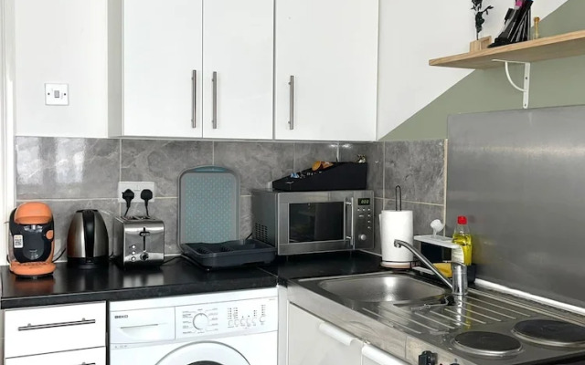 Comfortable and Convenient 1-bed Apart in Romford