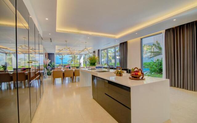 Five Stars 5 Bedrooms And 1 Movie Room Beachfront