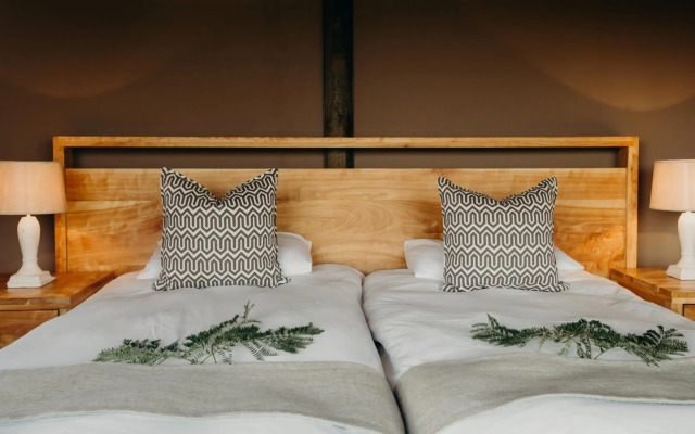 Hlosi Game Lodge - Amakhala Game Reserve