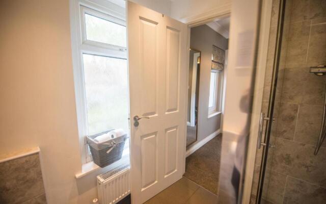 Stunning 2BD Family Retreat Swansea
