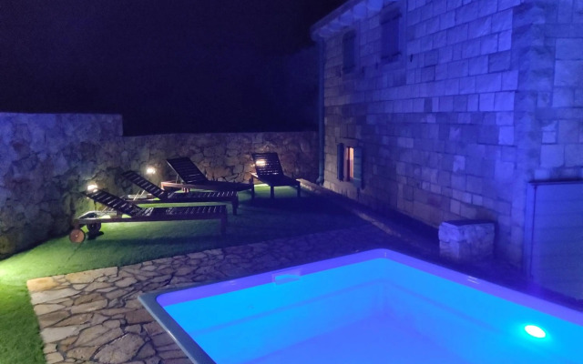 Mala Villa- heated pool since April 10th
