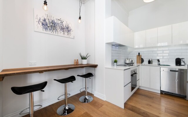 Beautiful Modern Central City Apartment