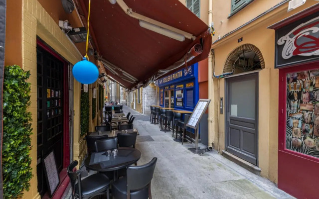 Charming 2 Bdr Old Town