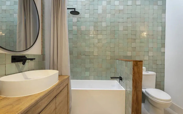 Beachside 2-bed House With Pool, Courtyard & BBQ