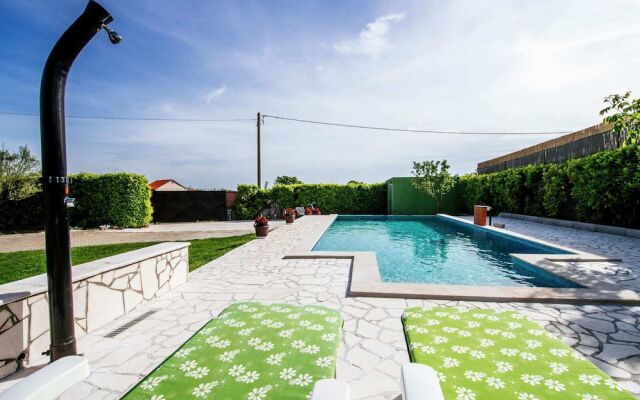 Lovely Holiday Home With Private Infinity Pool