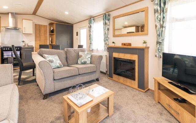 Yorkshire Lodge with Hot Tub