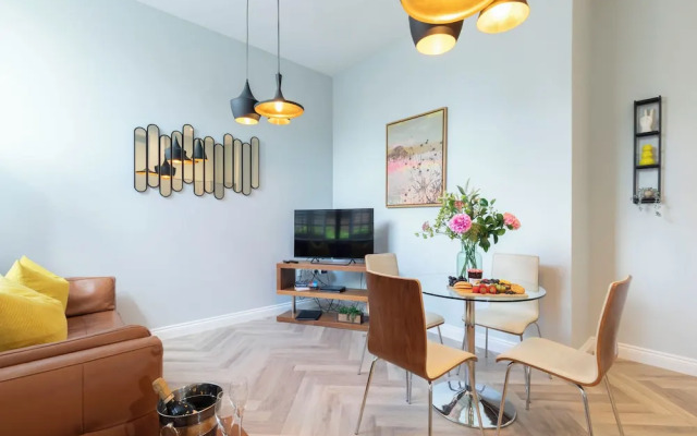 Elliot Oliver - Stylish 2 Bedroom Town Centre Apartment