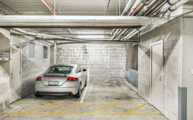 Stylish 2Br Apt With Balcony - Prime Cbd Location!