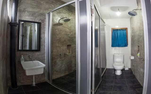 Roomies Boutique Bed & Breakfast - Hostel