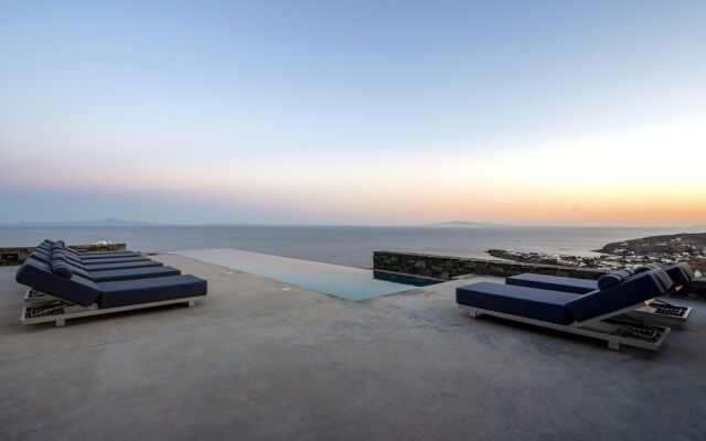 Luxury Villa With Pool And Sea View..!