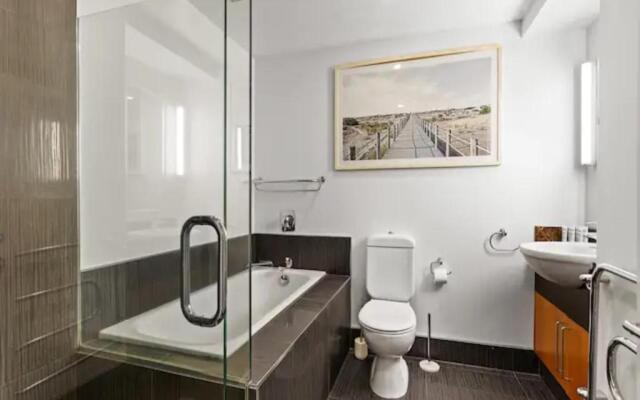 Spacious Apartment On Akl Viaduct With Balcony!