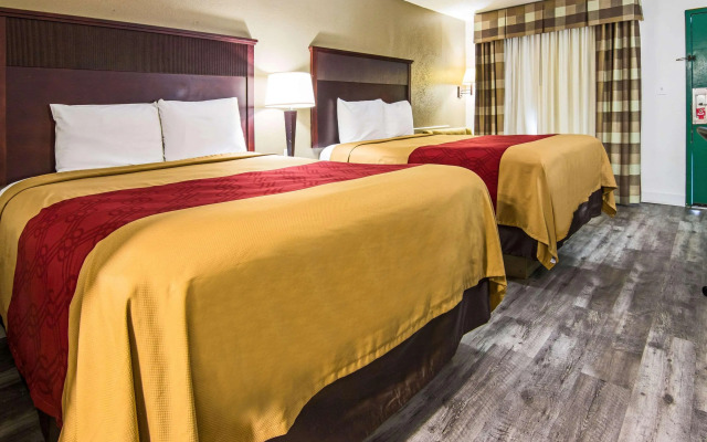 Econo Lodge Inn & Suites