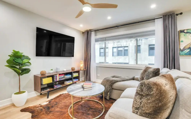 Stylish Chicago Retreat: Walk to Loyola University