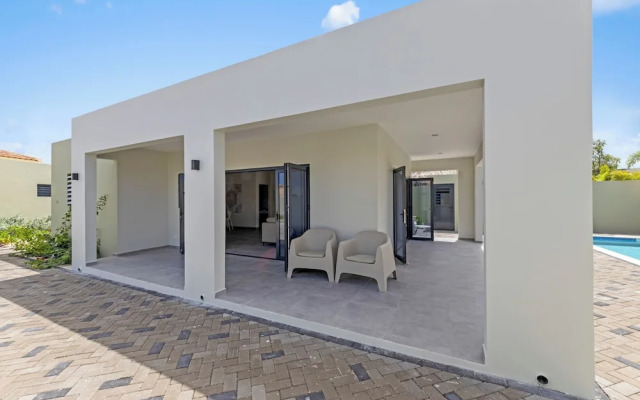 Villa Paradise with pool at mambo beach
