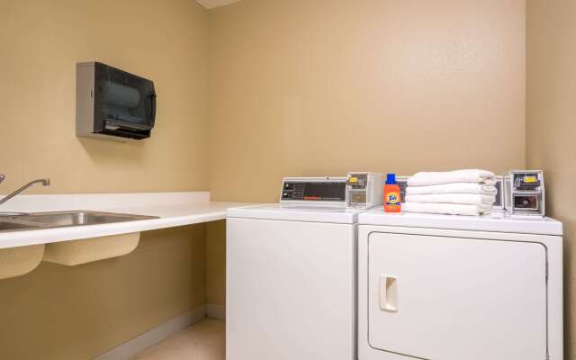 Super 8 by Wyndham Beresford