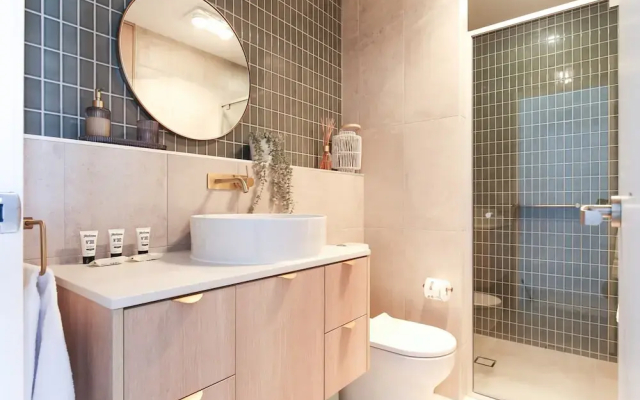 Exquisite 1-bed Apartment With Bay Views